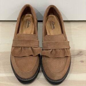 Clarks Women's Size 8.5 Airabell Slip Loafer. Dark Khaki Suede. Tan/Brown. Wedge